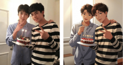 着卫衣的男孩正在化妆室搞怪的照片 